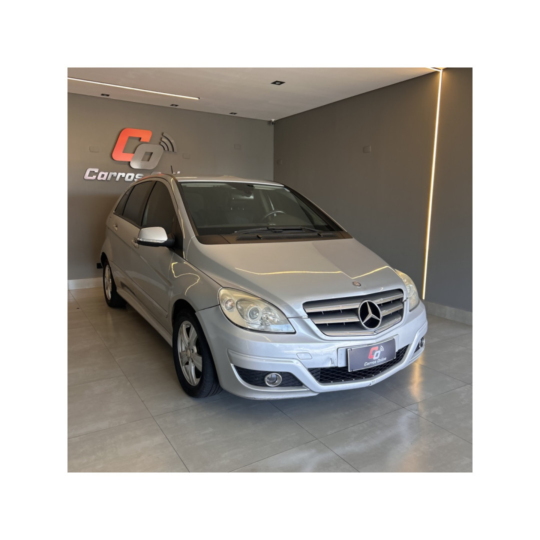 B 180 1.7 FAMILY 8V GASOLINA 4P AUTOMÁTICO