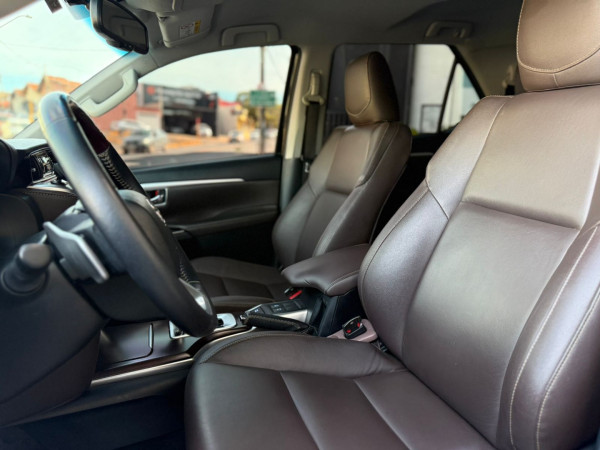 TOYOTA Hilux SW4 2.8 4P SRX 4X4 TURBO DIESEL AUTOMÁTICO