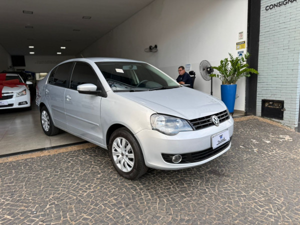 VOLKSWAGEN Polo Sedan 1.6 4P COMFORTLINE FLEX