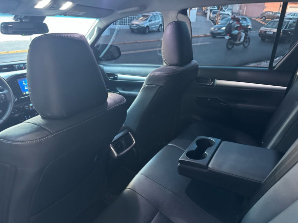 TOYOTA Hilux Caminhonete 2.8 16V SRX 4X4 DIESEL CABINE DUPLA AUTOMÁTICO TOYOTA Hilux Caminhonete 2.8 16V SRX 4X4 DIESEL CABINE DUPLA AUTOMÁTICO