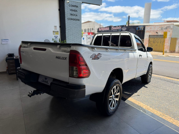 TOYOTA Hilux Caminhonete 2.8 4X4 DIESEL CABINE SIMPLES