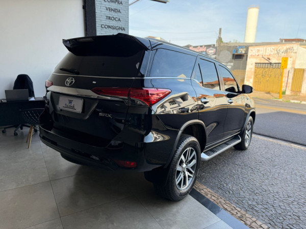 TOYOTA Hilux SW4 2.8 4P SRX 4X4 TURBO DIESEL AUTOMÁTICO