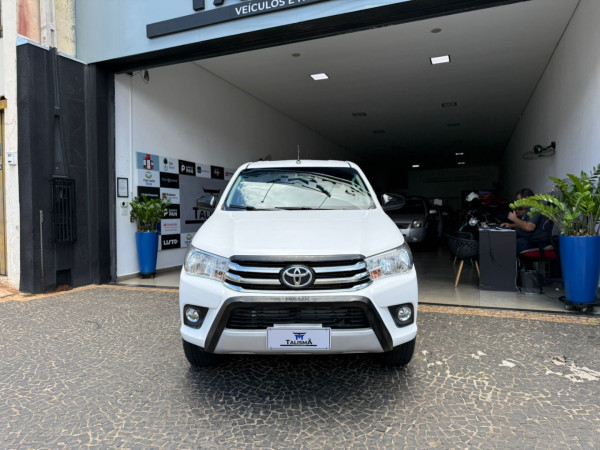 TOYOTA Hilux Caminhonete 2.8 4X4 DIESEL CABINE SIMPLES