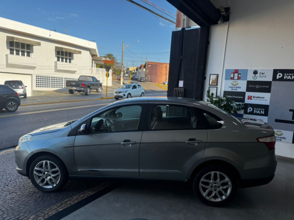 FIAT Grand Siena 1.6 16V 4P FLEX ESSENCE DUALOGIC AUTOMATIZADO FIAT Grand Siena 1.6 16V 4P FLEX ESSENCE DUALOGIC AUTOMATIZADO