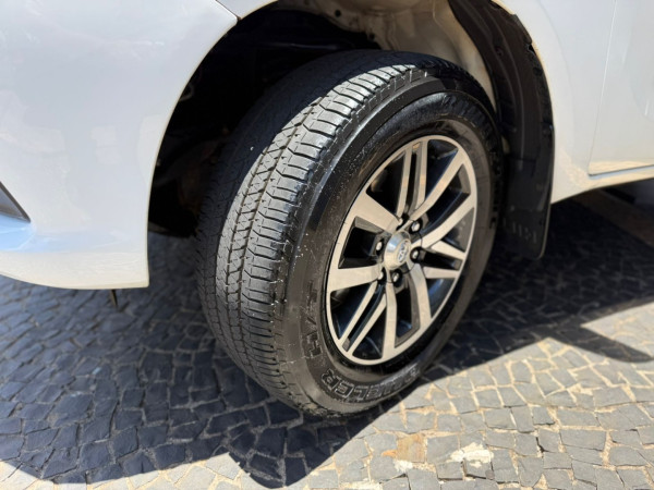 TOYOTA Hilux Caminhonete 2.8 4X4 DIESEL CABINE SIMPLES