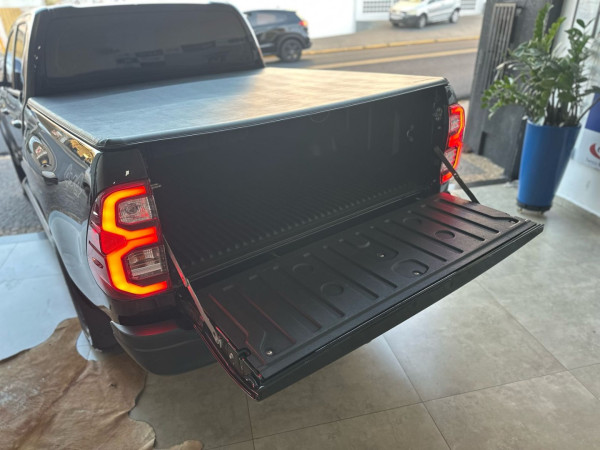 TOYOTA Hilux Caminhonete 2.8 16V SRX 4X4 DIESEL CABINE DUPLA AUTOMÁTICO TOYOTA Hilux Caminhonete 2.8 16V SRX 4X4 DIESEL CABINE DUPLA AUTOMÁTICO