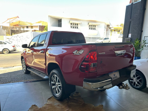 TOYOTA Hilux Caminhonete 2.8 16V SRV 4X4 DIESEL CABINE DUPLA AUTOMÁTICO TOYOTA Hilux Caminhonete 2.8 16V SRV 4X4 DIESEL CABINE DUPLA AUTOMÁTICO