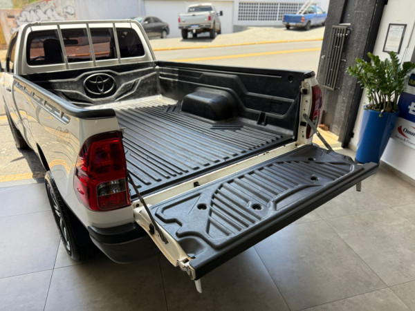 TOYOTA Hilux Caminhonete 2.8 4X4 DIESEL CABINE SIMPLES