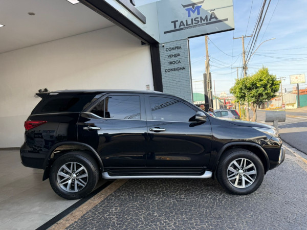 TOYOTA Hilux SW4 2.8 4P SRX 4X4 TURBO DIESEL AUTOMÁTICO