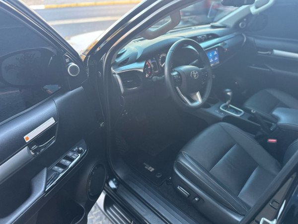 TOYOTA Hilux Caminhonete 2.8 16V SRX 4X4 DIESEL CABINE DUPLA AUTOMÁTICO TOYOTA Hilux Caminhonete 2.8 16V SRX 4X4 DIESEL CABINE DUPLA AUTOMÁTICO