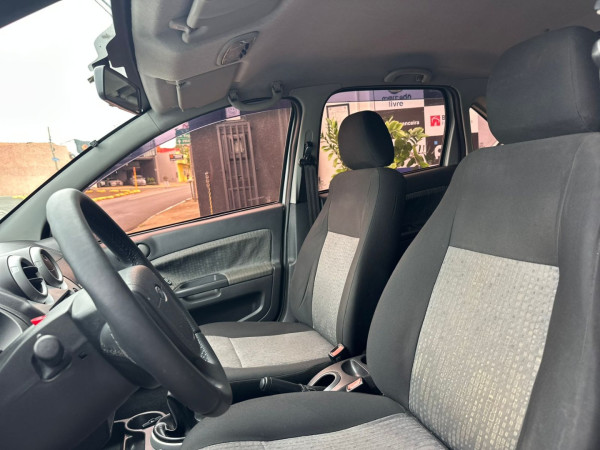 FORD Fiesta Sedan 1.6 4P FLEX FORD Fiesta Sedan 1.6 4P FLEX