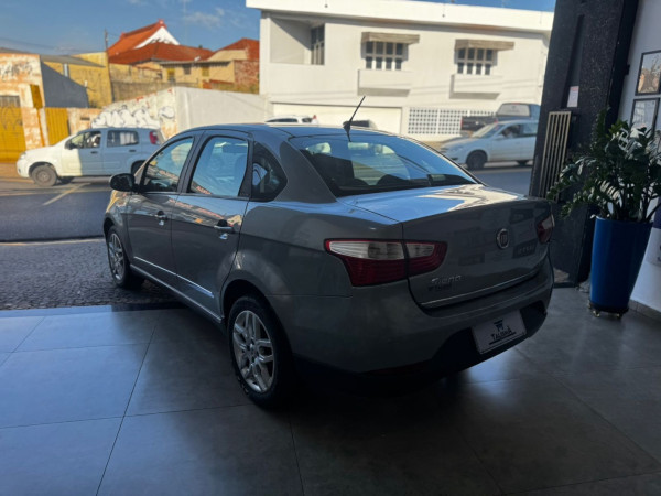 FIAT Grand Siena 1.6 16V 4P FLEX ESSENCE DUALOGIC AUTOMATIZADO FIAT Grand Siena 1.6 16V 4P FLEX ESSENCE DUALOGIC AUTOMATIZADO