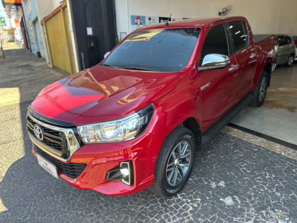 TOYOTA Hilux Caminhonete 2.8 16V SRV 4X4 DIESEL CABINE DUPLA AUTOMÁTICO TOYOTA Hilux Caminhonete 2.8 16V SRV 4X4 DIESEL CABINE DUPLA AUTOMÁTICO