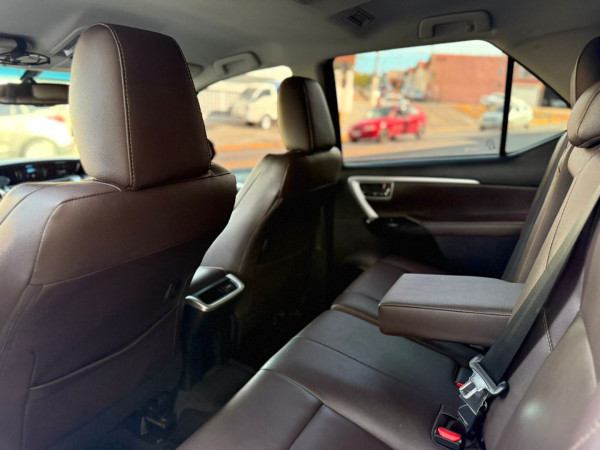 TOYOTA Hilux SW4 2.8 4P SRX 4X4 TURBO DIESEL AUTOMÁTICO