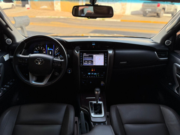 TOYOTA Hilux SW4 2.8 4P SRX 4X4 TURBO DIESEL AUTOMÁTICO