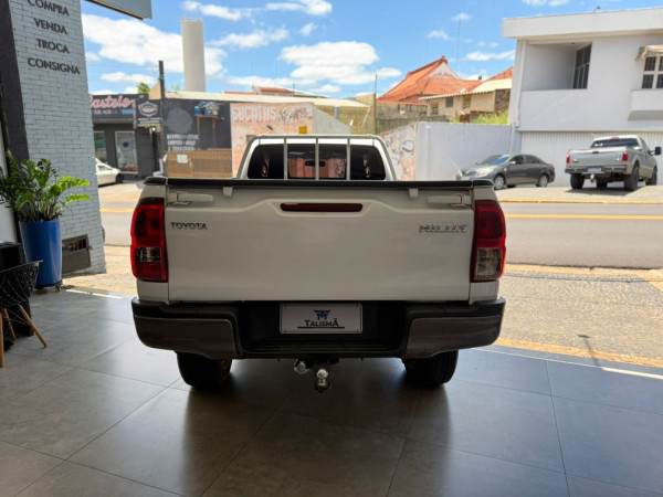 TOYOTA Hilux Caminhonete 2.8 4X4 DIESEL CABINE SIMPLES