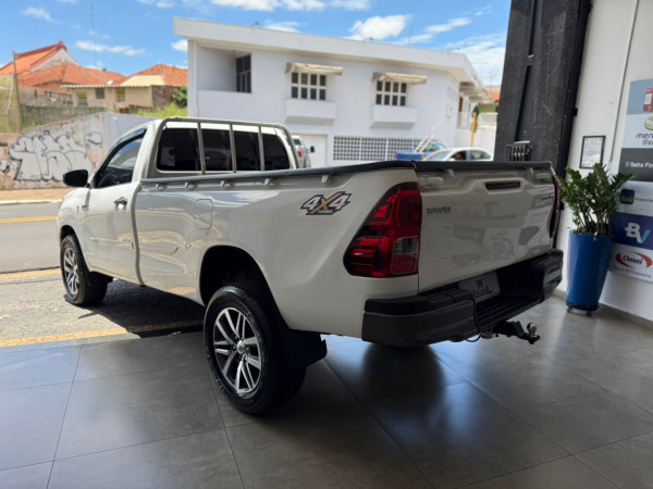 TOYOTA Hilux Caminhonete 2.8 4X4 DIESEL CABINE SIMPLES