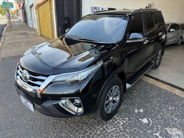 TOYOTA Hilux SW4 2.8 4P SRX 4X4 TURBO DIESEL AUTOMÁTICO