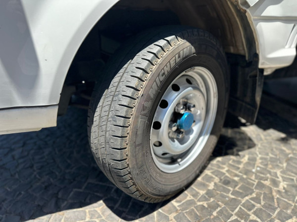 HYUNDAI HR 2.5 TCI HD DIESEL CARROCERIA DE MADEIRA HYUNDAI HR 2.5 TCI HD DIESEL CARROCERIA DE MADEIRA