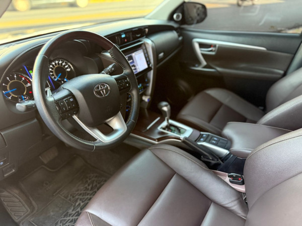 TOYOTA Hilux SW4 2.8 4P SRX 4X4 TURBO DIESEL AUTOMÁTICO