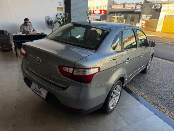 FIAT Grand Siena 1.6 16V 4P FLEX ESSENCE DUALOGIC AUTOMATIZADO FIAT Grand Siena 1.6 16V 4P FLEX ESSENCE DUALOGIC AUTOMATIZADO