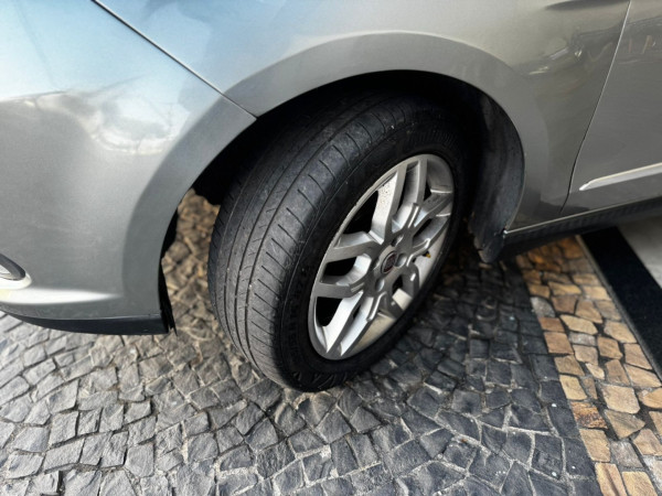 FIAT Grand Siena 1.6 16V 4P FLEX ESSENCE DUALOGIC AUTOMATIZADO FIAT Grand Siena 1.6 16V 4P FLEX ESSENCE DUALOGIC AUTOMATIZADO