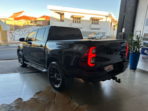 TOYOTA Hilux Caminhonete 2.8 16V SRX 4X4 DIESEL CABINE DUPLA AUTOMÁTICO TOYOTA Hilux Caminhonete 2.8 16V SRX 4X4 DIESEL CABINE DUPLA AUTOMÁTICO