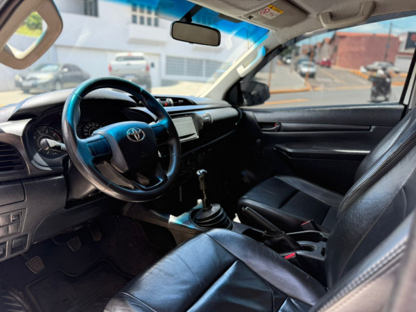 TOYOTA Hilux Caminhonete 2.8 4X4 DIESEL CABINE SIMPLES