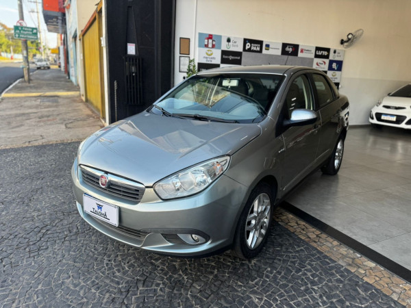 FIAT Grand Siena 1.6 16V 4P FLEX ESSENCE DUALOGIC AUTOMATIZADO FIAT Grand Siena 1.6 16V 4P FLEX ESSENCE DUALOGIC AUTOMATIZADO