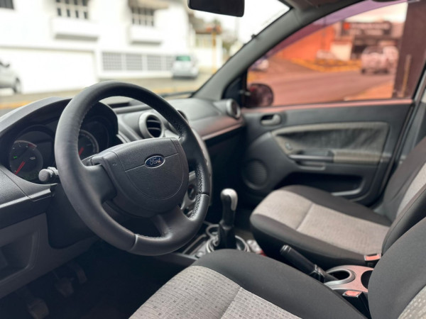 FORD Fiesta Sedan 1.6 4P FLEX FORD Fiesta Sedan 1.6 4P FLEX