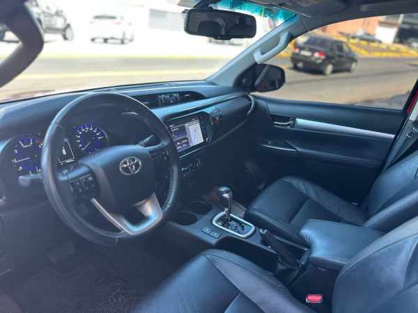 TOYOTA Hilux Caminhonete 2.8 16V SRV 4X4 DIESEL CABINE DUPLA AUTOMÁTICO TOYOTA Hilux Caminhonete 2.8 16V SRV 4X4 DIESEL CABINE DUPLA AUTOMÁTICO