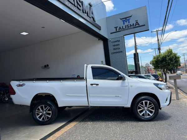 TOYOTA Hilux Caminhonete 2.8 4X4 DIESEL CABINE SIMPLES