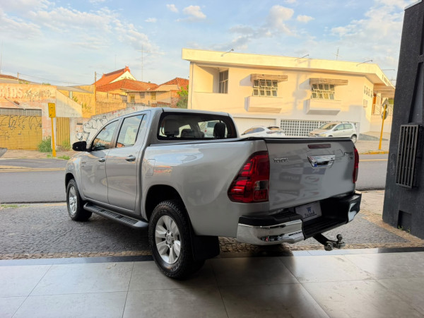TOYOTA Hilux Caminhonete 2.7 16V 4P SRV FLEX CABINE DUPLA AUTOMÁTICO