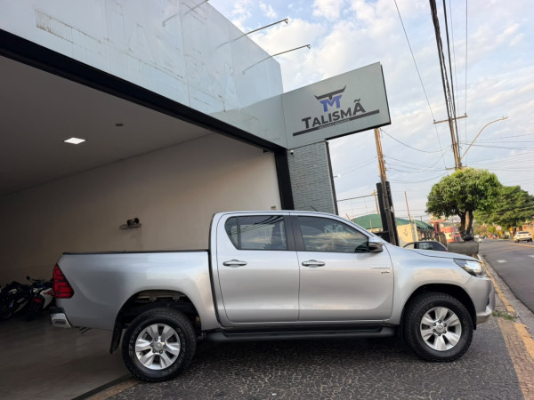 TOYOTA Hilux Caminhonete 2.7 16V 4P SRV FLEX CABINE DUPLA AUTOMÁTICO