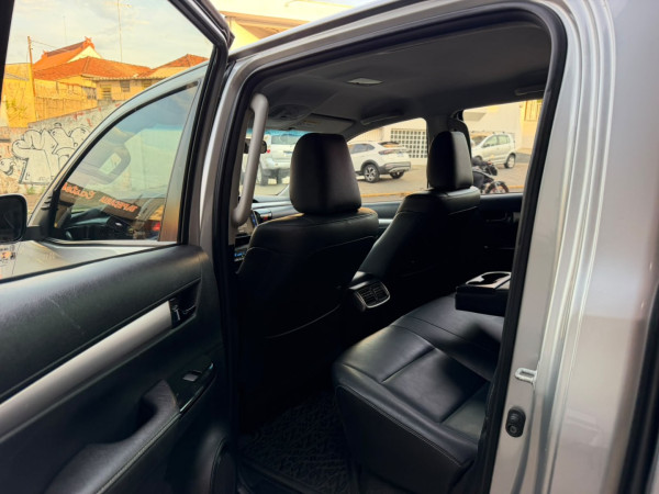 TOYOTA Hilux Caminhonete 2.7 16V 4P SRV FLEX CABINE DUPLA AUTOMÁTICO