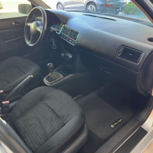 VOLKSWAGEN Golf 1.6 4P
