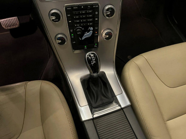 XC60 2.4 4P AWD KINETIC DIESEL AUTOMÁTICO