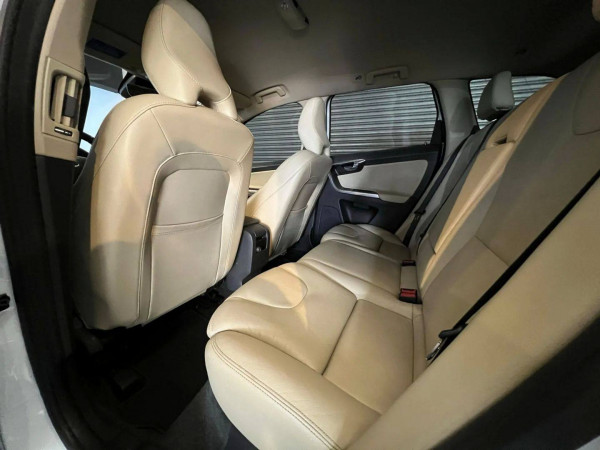 XC60 2.4 4P AWD KINETIC DIESEL AUTOMÁTICO