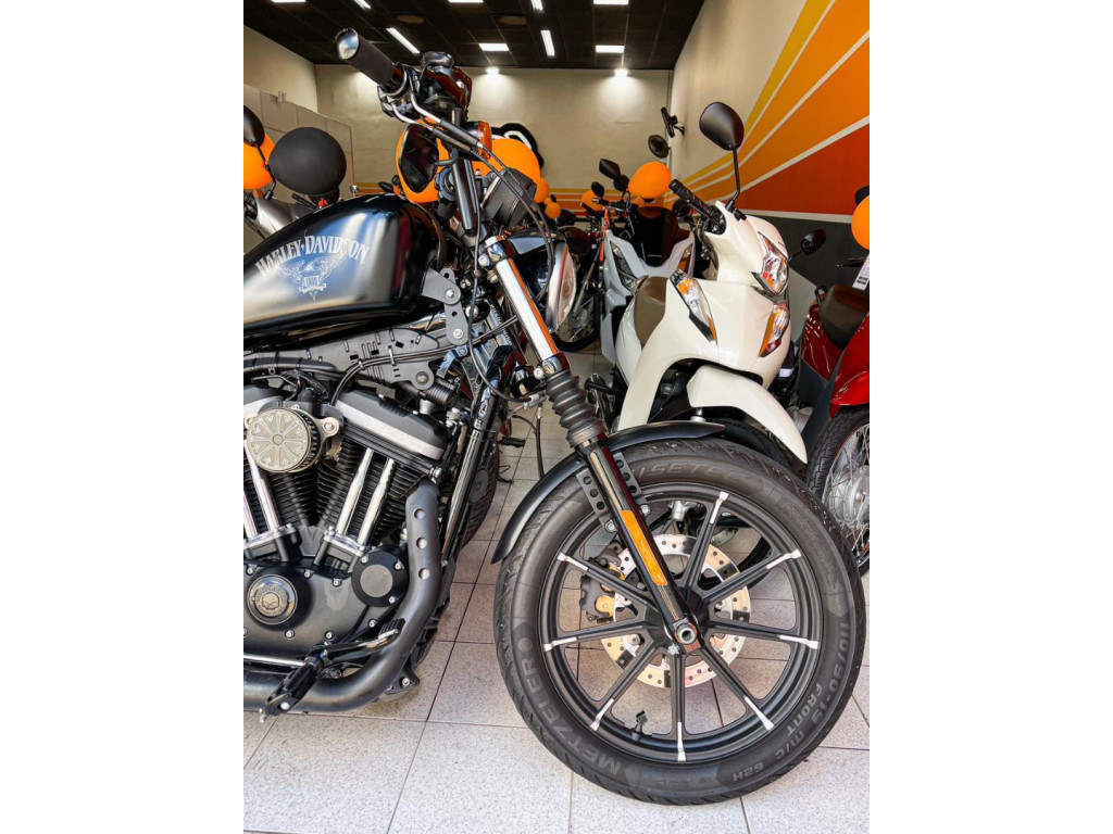 HARLEY DAVIDSON Sportster XL 883 IRON