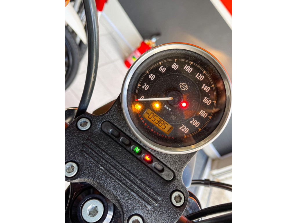 HARLEY DAVIDSON Sportster XL 883 IRON