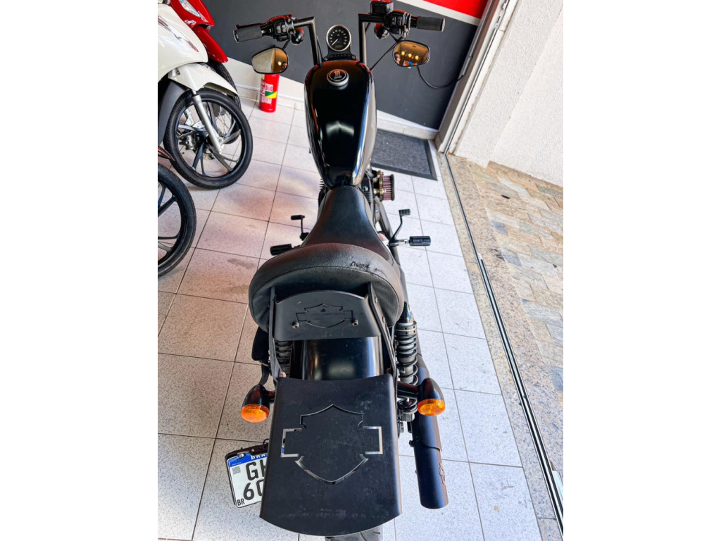 HARLEY DAVIDSON Sportster XL 883 IRON