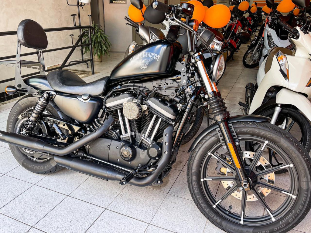 HARLEY DAVIDSON Sportster XL 883 IRON