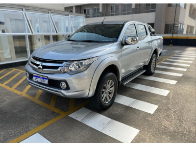 L 200 Triton 2.4 16V SPORT HPE-S 4X4 CABINE DUPLA TURBO DIESEL AUTOMÁTICO