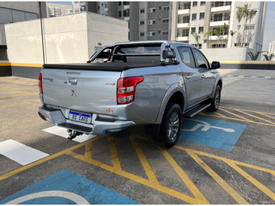 L 200 Triton 2.4 16V SPORT HPE-S 4X4 CABINE DUPLA TURBO DIESEL AUTOMÁTICO