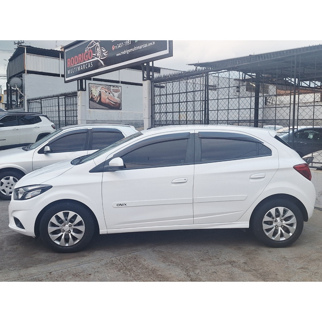 Onix Hatch 1.4 4P FLEX LT AUTOMÁTICO