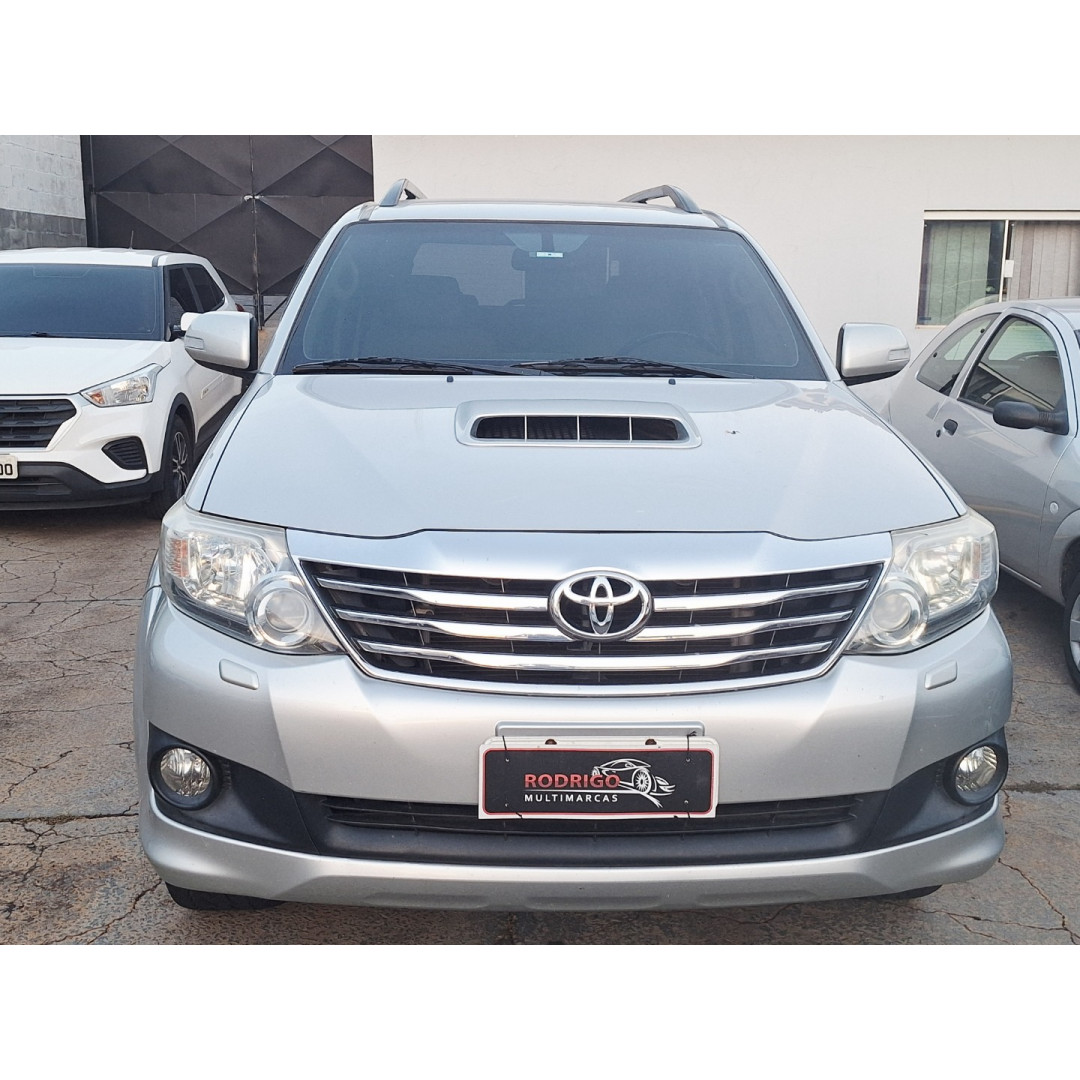 TOYOTA Hilux SW4 3.0 16V 4P SRV 4X4 7 LUGARES TURBO DIESEL AUTOMÁTICO