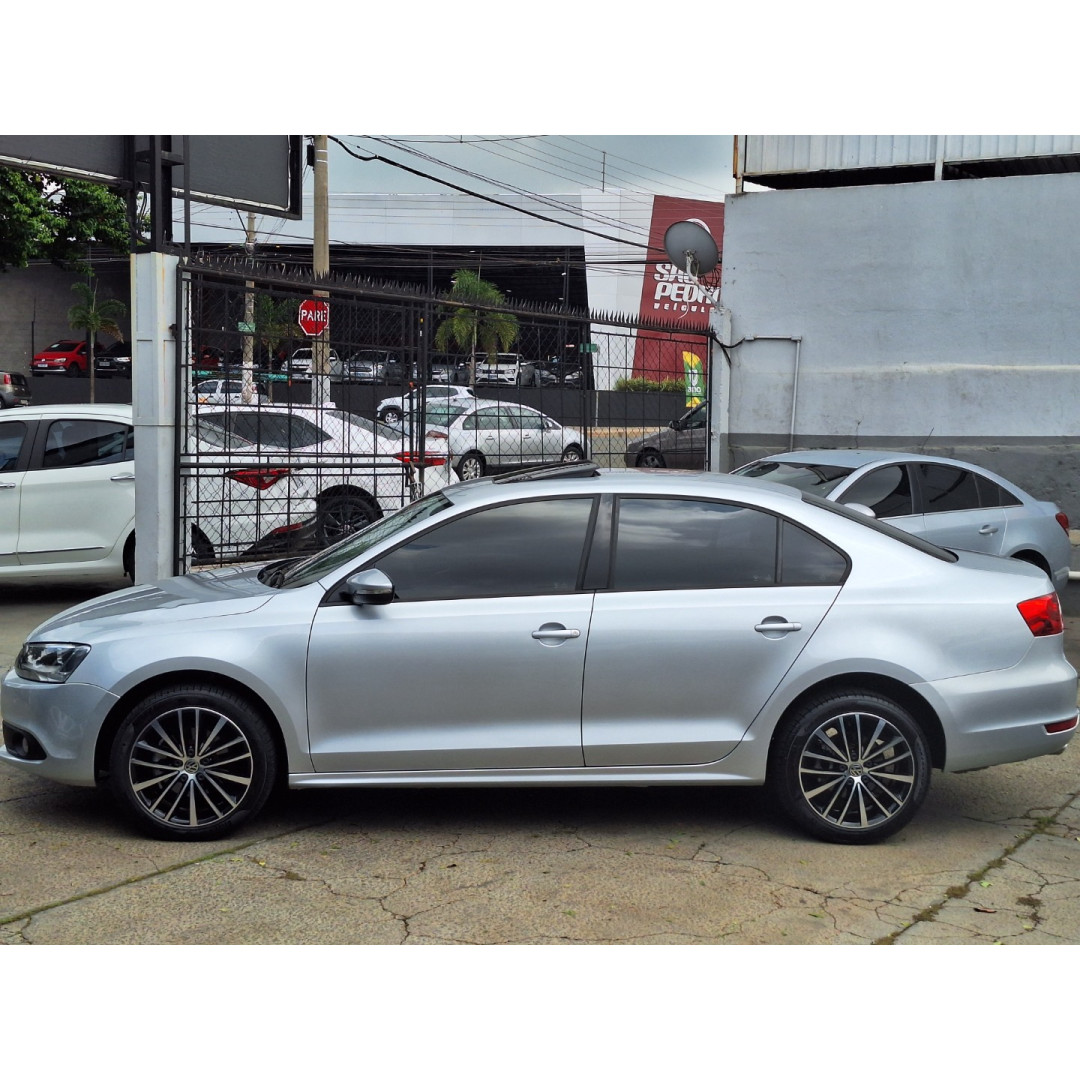 VOLKSWAGEN Jetta 2.0 4P FLEX CONFORTLINE TIPTRONIC AUTOMÁTICO