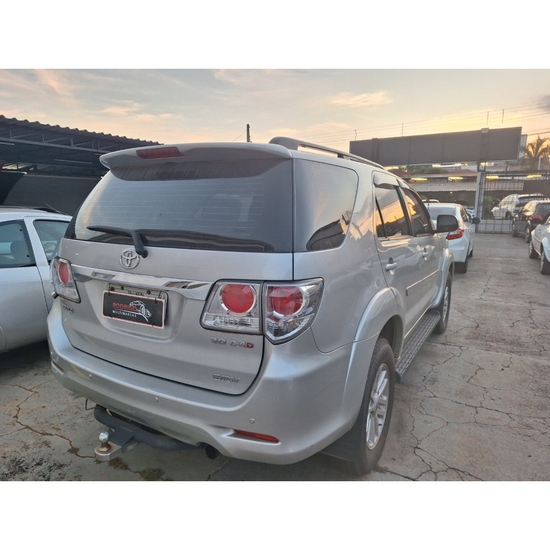 TOYOTA Hilux SW4 3.0 16V 4P SRV 4X4 7 LUGARES TURBO DIESEL AUTOMÁTICO