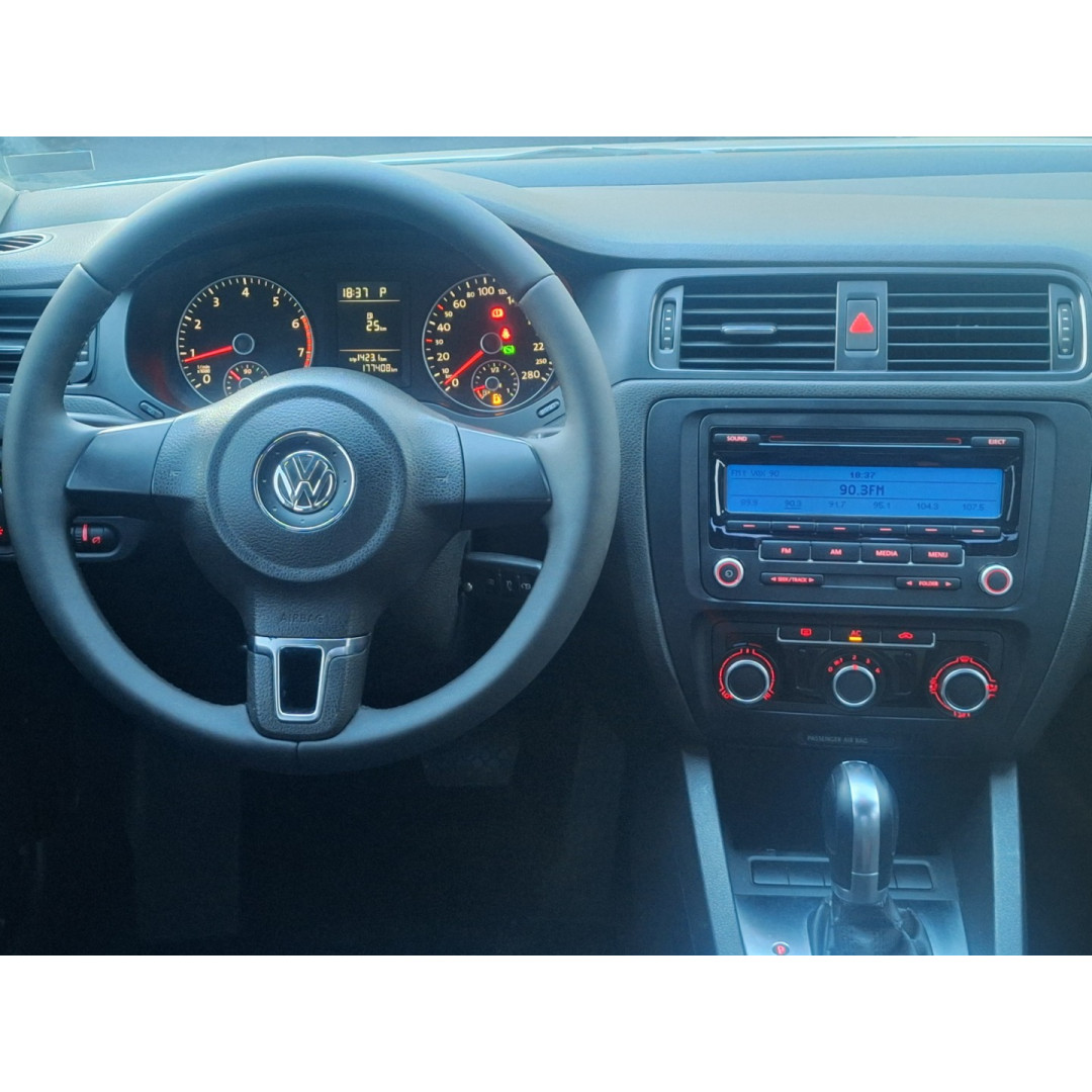 VOLKSWAGEN Jetta 2.0 4P FLEX CONFORTLINE TIPTRONIC AUTOMÁTICO