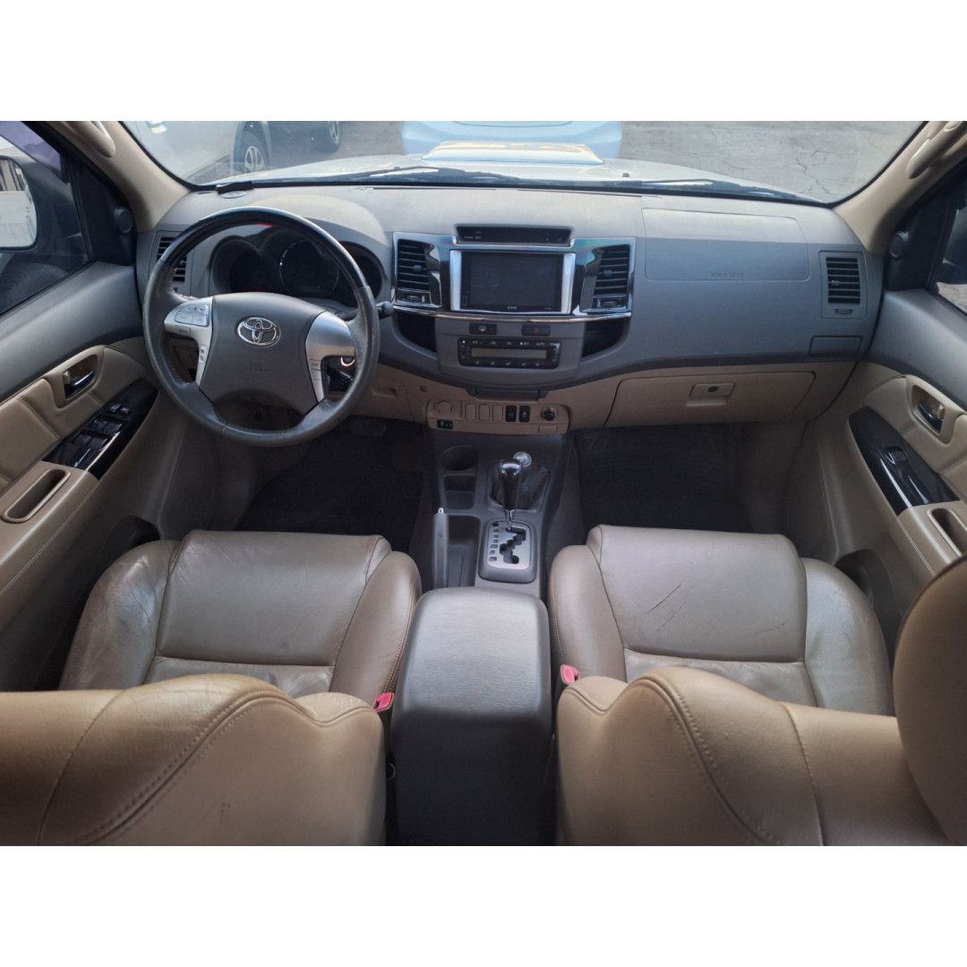 TOYOTA Hilux SW4 3.0 16V 4P SRV 4X4 7 LUGARES TURBO DIESEL AUTOMÁTICO